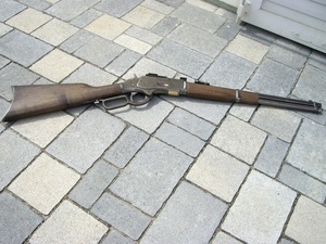 Crosse une Winchester 1873