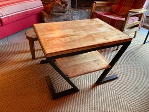 Table basse avec piétement soudé
