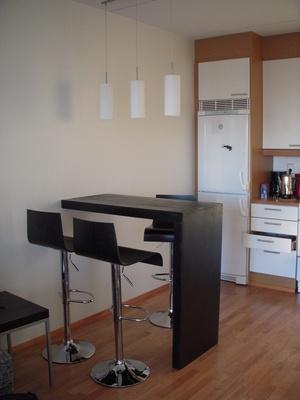 Table de bar dans un petit studio