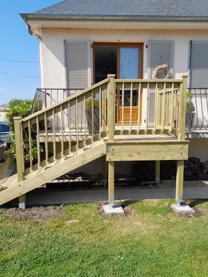 Escalier extérieur adossé à un balcon