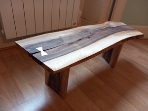 Un banc en noyer