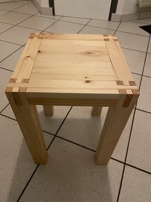 Petit tabouret / table de nuit