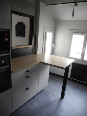 Un plan de travail avec comptoir