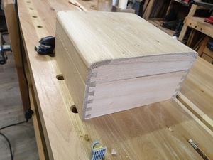 Petit coffret en bois et queues d'arondes