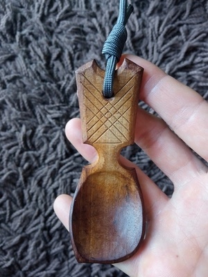 Petite cuillère du dimanche sur un autre design de Lee John Phillips : Cuillère en noyer