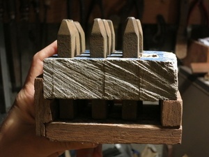 Support pour chiffres à frapper en bois d'épave