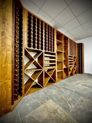 Cave à vin. Épicéa teinté.