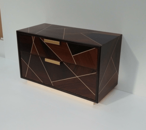 Chevet en Wengé, Laiton et Sycomore. Tiroir queues d'arrondes.