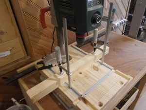 rail en T et perceuse à colonne.