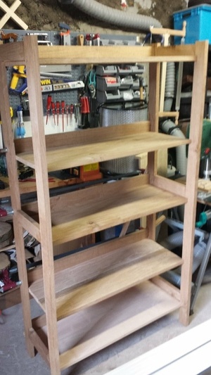 Une étagère en chêne