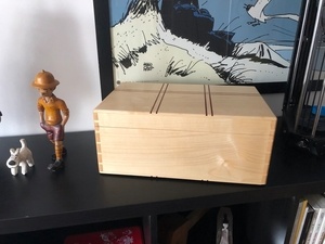 Une boîte avec des incrustations