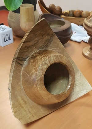 Vase tri-corne en noyer