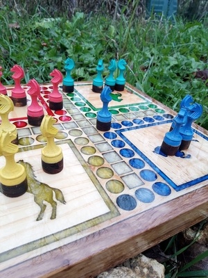 Jeu de petits-chevaux en bois et epoxy