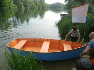 Une petite barque en bois