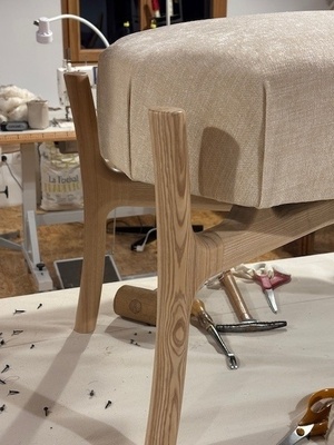 Pouf moderne, garnissage traditionnel