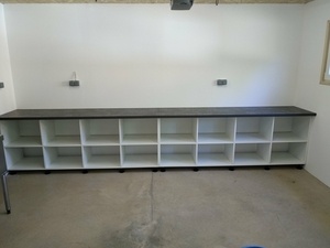 Grands plans de travail et caissons.