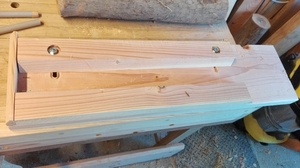 Outil pour bloquer les bois ronds