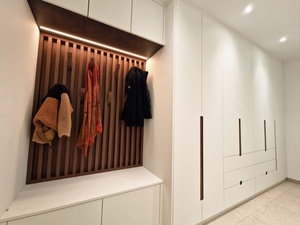 Vestiaire avec banquette et claustra