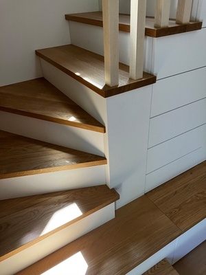 Un Escalier, un Placard, une Rambarde et une Coccinelle