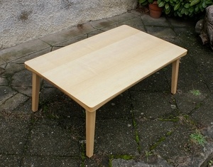Table basse en frêne