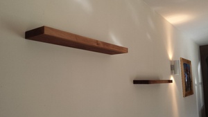 Des étagères à fixation invisible