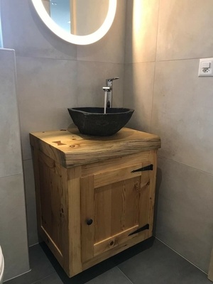 Petit meuble en vieux bois