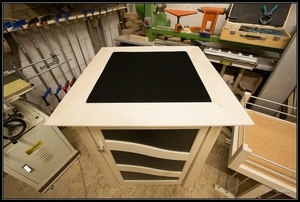 Une petite armoire en bois et plastique