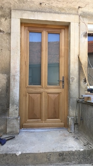 Porte a grand cadre massif