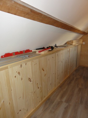 Les placards sous les rampants, vue d'un maximum de la longueur (il y a 7 modules de 60cm de large et un 8e plus petit).