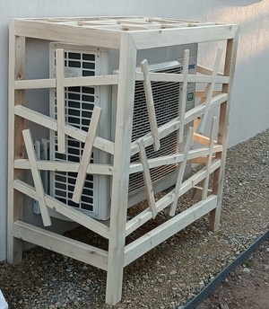 Cache climatisation avec bois de récupération