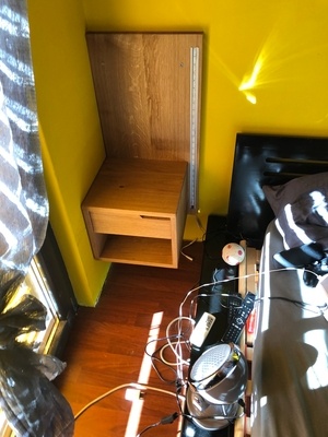 Table de nuit suspendue