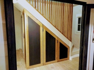 Placards sous escalier et claustras