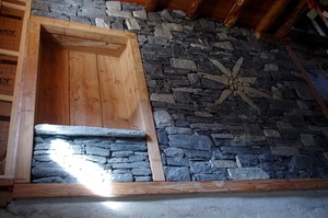 Montée d'escalier avec mélange de bois et pierre