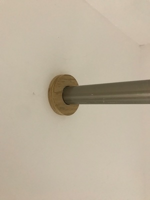 Fixation barre porte manteau