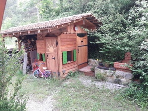 Cabane d'enfant et douche d'été.