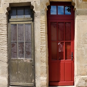 La porte de la sacristie du village