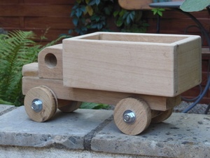 Petits camions en chêne
