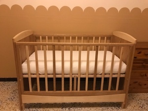 En place dans la chambre, avec sommier en position haute