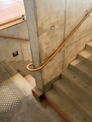 Main courante débillardée