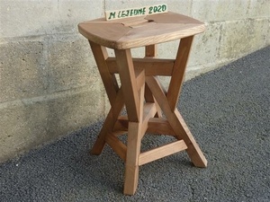 Tabouret :  2 "A" en diagonale