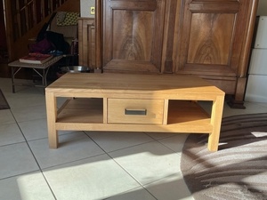 Table basse en chêne massif.