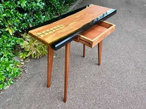 La petite table suturée