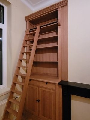 Bibliothèque en chêne avec échelle