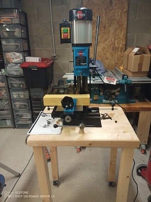 Table mobile en chevrons de pin pour une mortaiseuse