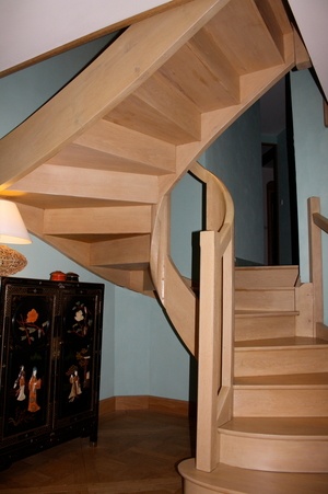 Escalier débillardé ou plutôt à noyau.