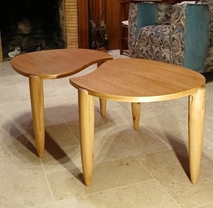 Une paire de tables basses