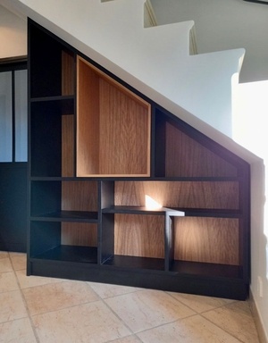 Meuble d'entrée sous escalier.