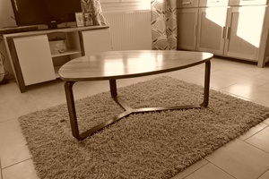 Table basse trois pieds