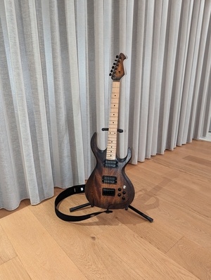 Je transforme un madrier de terrasse en guitare pour un ami