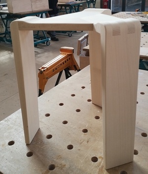Tabouret design queues droites
